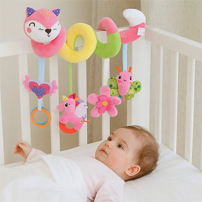 bebe-allonger-dans-lit-jou-qvec-Spirale-d activite-bebe