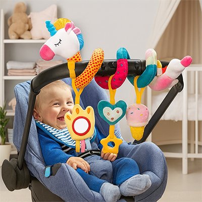 bebe atache dans un siege auto jou avec Spirale d'activité bébé licorne 