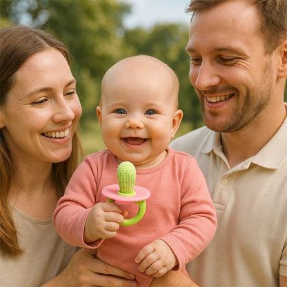 bebe fille avec sa maman et son papa jou avec Anneau de dentition vert 