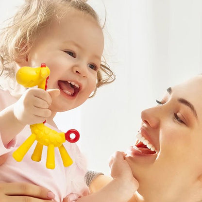 bebe fille dans les bras de sa maman jou avec Anneau de dentition giraffe