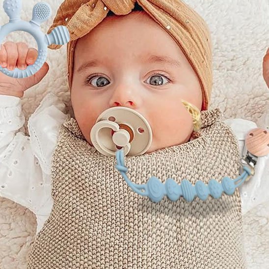 bebe jou avec anneau de dentition bleu atache a son susse
