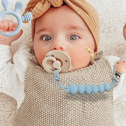 bebe jou avec anneau de dentition bleu atache a son susse