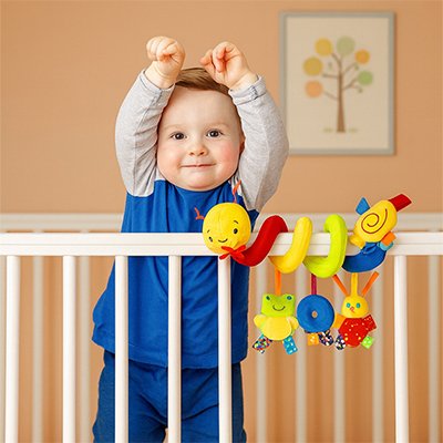 bebe jou dans le lit avec Spirale d'activité bébé abeille