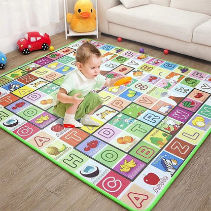 enfant jou sur tapis d'éveil 
