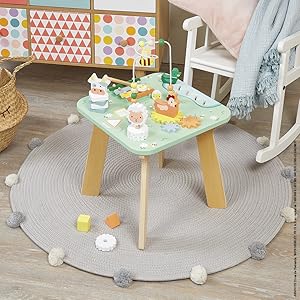 table dactivite en bois presenter sur tapis